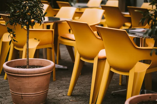 夏は黄色のプラスチック製の椅子が並ぶ通りのカフェ — ストック写真