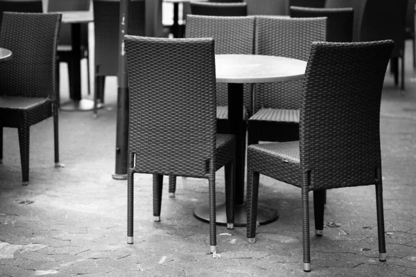 Lege Straat Cafe Met Stoelen Als Zwart Wit Afbeelding — Stockfoto