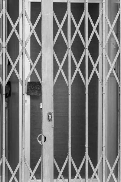 黒と白の玄関前のグリル — ストック写真