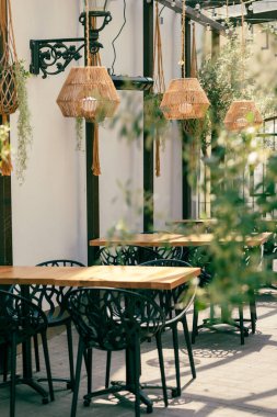Yazın duvarın önünde sandalyeler ve masalar.
