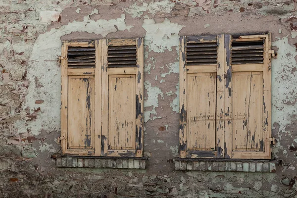 Almanya Bir Evin Duvarında Kapalı Bir Ahşap Panjur — Stok fotoğraf