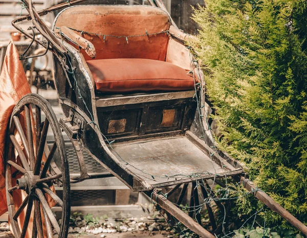 Güzel Eski Dekoratif Bir Arabası — Stok fotoğraf