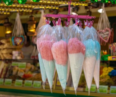 Seçici odak noktasında bir şeker standında pamuk şeker paketleri