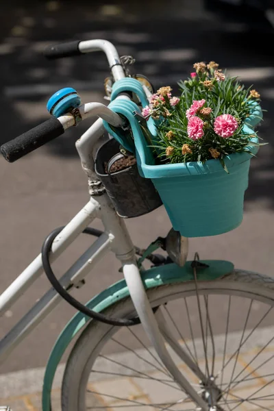 Una Bicicleta Con Una Cesta Flores Decorativa Ciudad — Foto de Stock