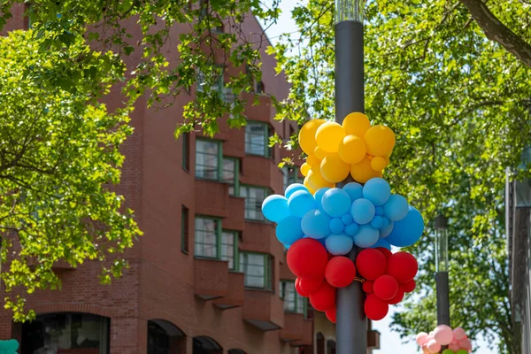 Bunte Luftballons Einer Straßenlaterne Der Innenstadt — Stockfoto