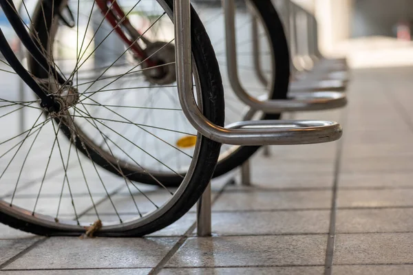 Fahrradständer Einer Stadt Selektiven Fokus — Stockfoto
