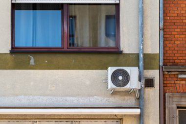 Şehrin duvarında bir ısı pompası.