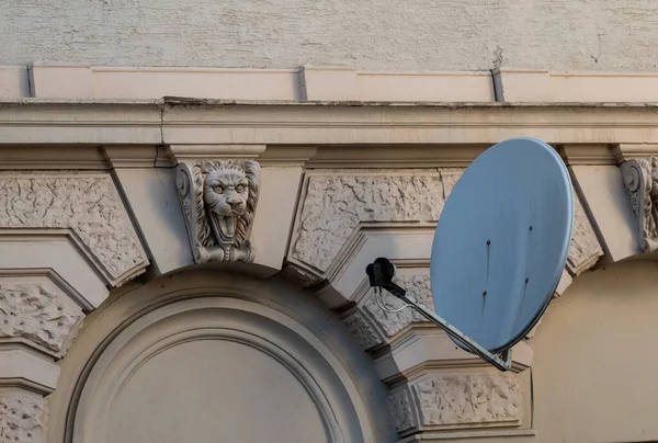 Une Antenne Parabolique Sur Mur Maison Dans Une Vieille Ville — Photo