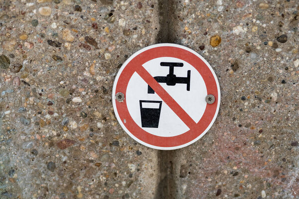 a sign with the notice no drinking water in the city
