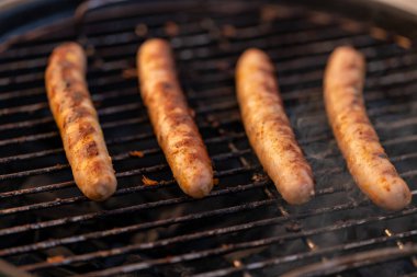 Sosisler yazın ızgarada seçici odak noktasında.