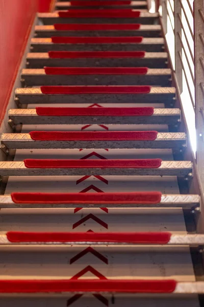 Лестница Красными Ступенями Видом Снизу — стоковое фото