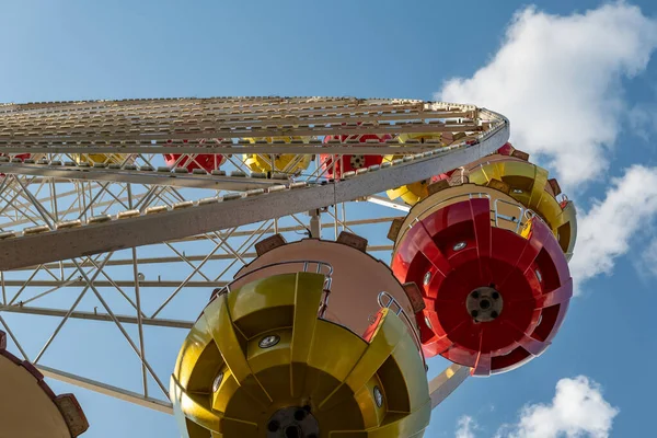 Uma Roda Gigante Num Parque Diversões Com Vista Baixo — Fotografia de Stock