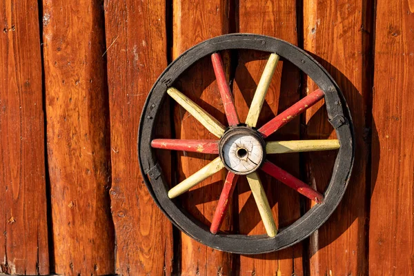 壁に飾られた古い木製の車輪 — ストック写真