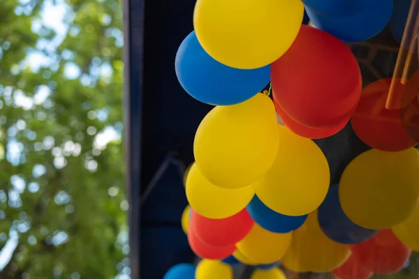 Kolorowe Balony Przed Witryną Sklepu Mieście Lecie — Zdjęcie stockowe