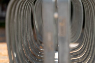 şehirde seçici bir odak noktası olan yuvarlak metal bisiklet standı