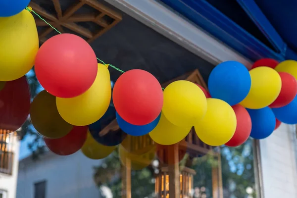 Kolorowe Balony Przed Witryną Sklepu Mieście Lecie — Zdjęcie stockowe