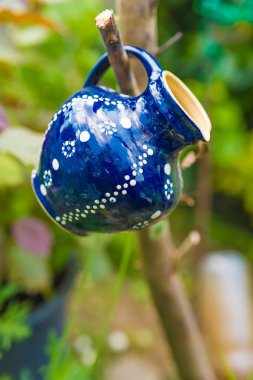 Doğanın bir dalında dekoratif bir sürahi.