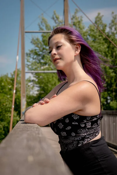 Молодая Женщина Фиолетовыми Волосами Мосту Ветру — стоковое фото