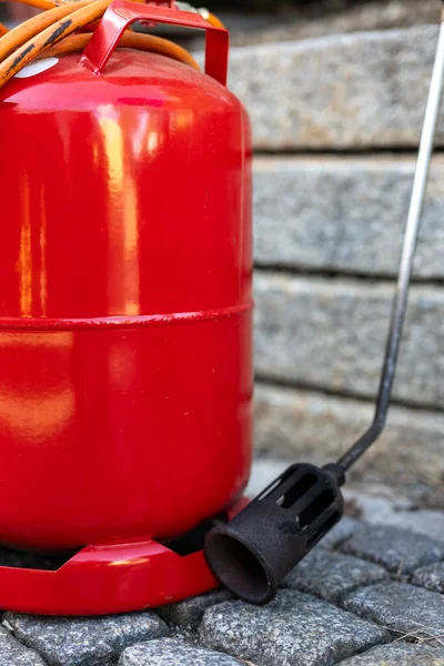 選択的焦点にバーナー付きの赤いガスボトルは — ストック写真