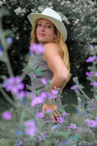 Une Jolie Femme Blonde Avec Chapeau Belle Pose Dans Nature — Photo