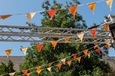 Yazın metal bir direkte renkli bir flama.