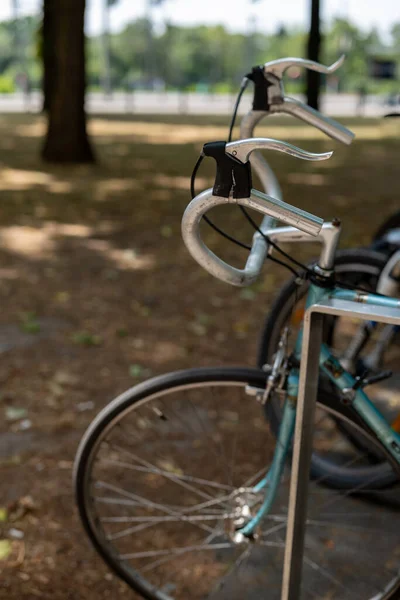 Una Bicicleta Vieja Con Manillar Carreras Naturaleza — Foto de Stock