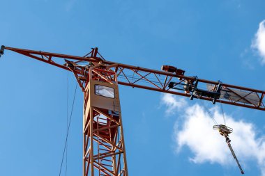 Aşağıdan mavi gökyüzüne bakan bir vinç.