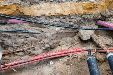 Yeraltı inşaat çalışmaları sırasında siyah telefon hatları