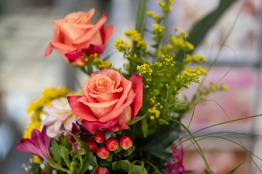 Yazın çiçekçide süslemeli bir buket gül.