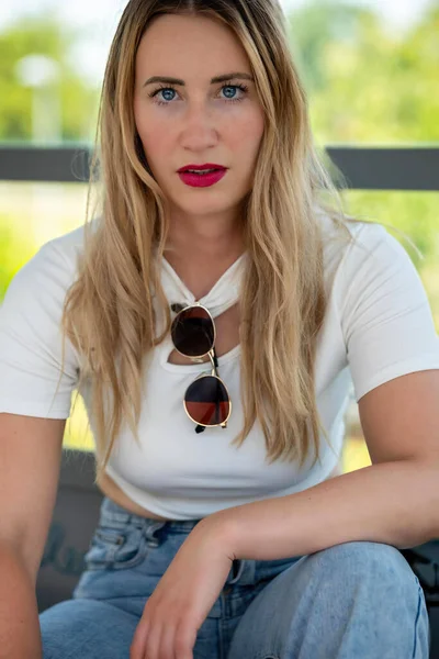 Een Mooie Jonge Vrouw Met Witte Top Zonnebril — Stockfoto