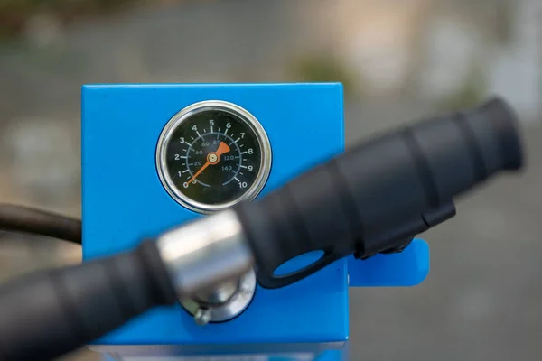 Uma Bomba Azul Com Manómetro Comprimido — Fotografia de Stock