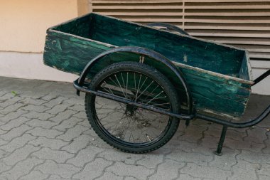 Kaldırımda eski yeşil bir bisiklet karavanı