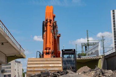 Yazın bir inşaat alanında kazıcı