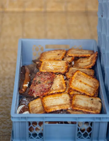 Bir Pastanede Içi Fırınlanmış Mallarla Dolu Mavi Bir Kutu — Stok fotoğraf