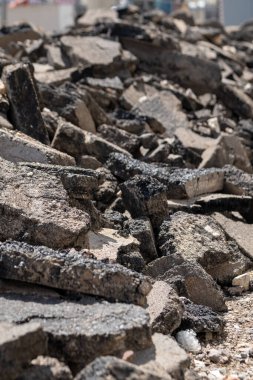 Katran parçalarıyla parçalanmış bir yol.