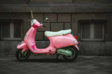 Mannheim - Almanya - 22 Temmuz 2023 - sokağa park etmiş pembe Vespa scooter profili