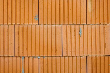 Şehirde büyük turuncu bir duvar var.