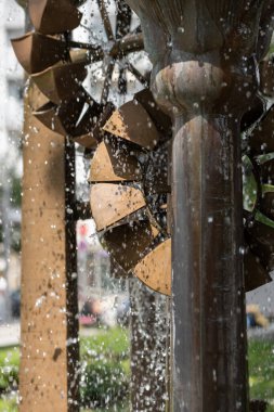 Yazın su çarkı oyunu olan bir çeşme.