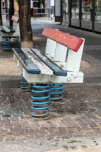 スプリングスにある街の木製のベンチ — ストック写真