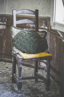 Eski ahşap bir sandalye kayıp bir yerde