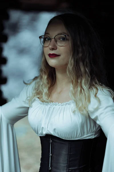 暗闇の中でゴシック服を着た美しい女性 — ストック写真