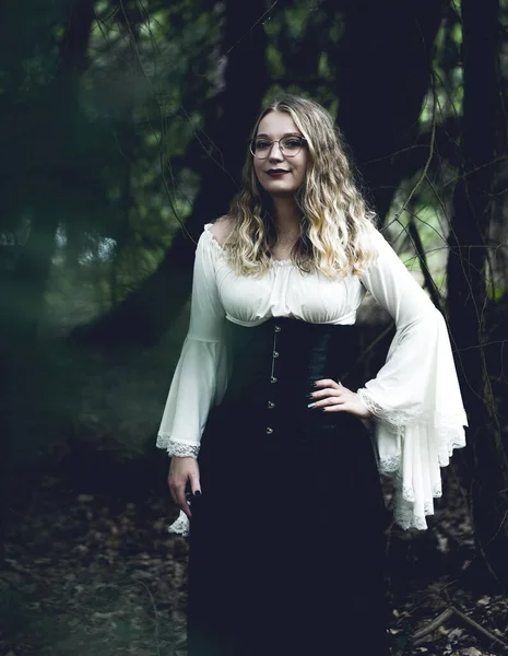 Karanlıkta gotik kıyafetli güzel bir kadın.