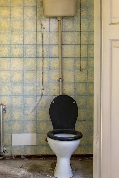 Velho Banheiro Sujo Lugar Perdido — Fotografia de Stock