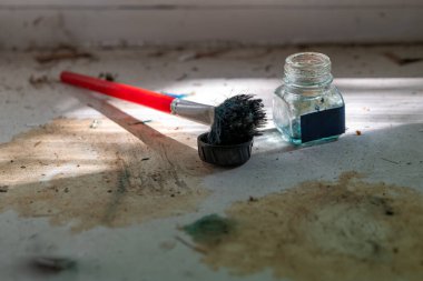 Seçici odak noktasında kayıp bir yerde yıpranmış küçük bir fırça