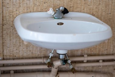 Terk edilmiş bir evde kirli bir lavabo.