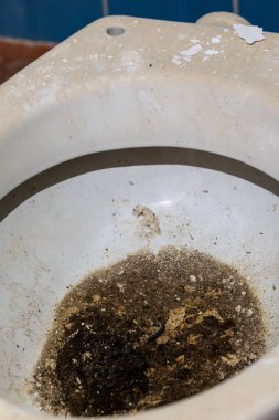 Kayıp bir yerdeki tıkanmış eski açık tuvalet