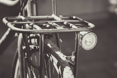 Siyah beyaz bir bisiklet lambası olan eski bir bisiklet.