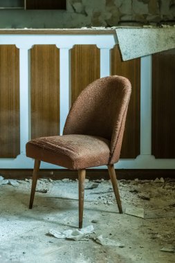 Eski kahverengi sandalye kayıp bir yerde.