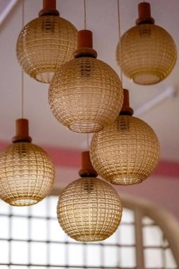 Nostaljik tavan lambaları olan eski bir oda.