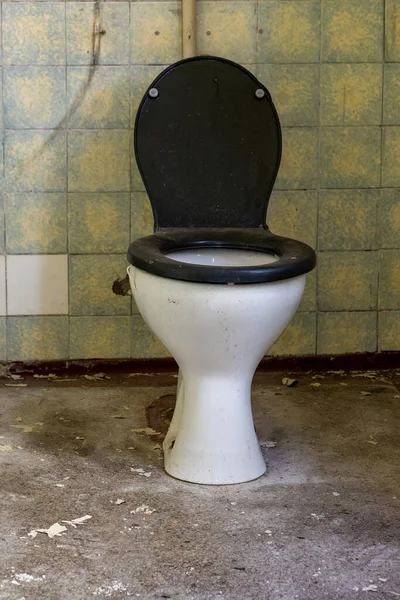 Velho Banheiro Sujo Lugar Perdido — Fotografia de Stock